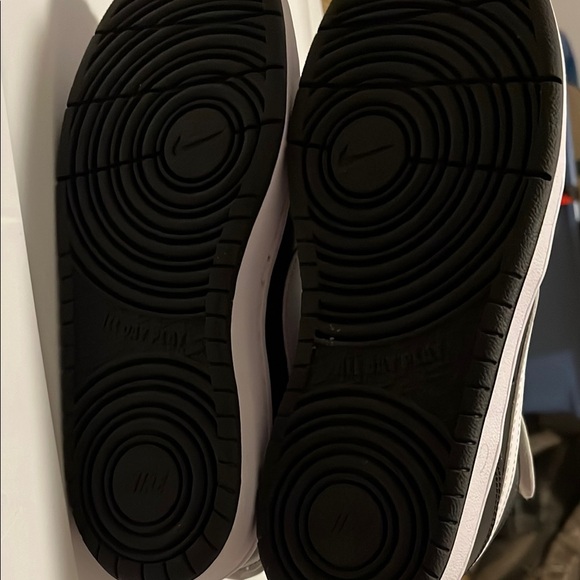 Nike Kids Black and White Shoes - Picture 5 of 7